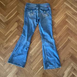 Fina lågmidjade jeans med mönster på fickorna! Lite för korta på mig som är ca 170!💓