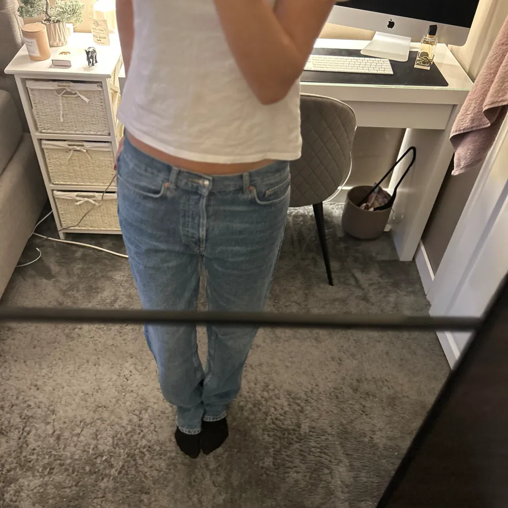 Jättesnygga lågmidjade raka jeans! Nästan aldrig använda. Passar perfekt på mig som är lång. 💕. Jeans & Byxor.