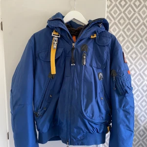 PARAJUMPERS Jacka  - PARAJUMPERS jacka storlek M. Marinblå . Bra skick.