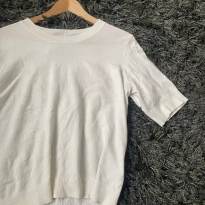 Stickad t-shirt - Säljer min fina stickade t-shirt från lager157 pågrund av ingen användning🌸 kanske använt 5 gånger så det är bra skick.