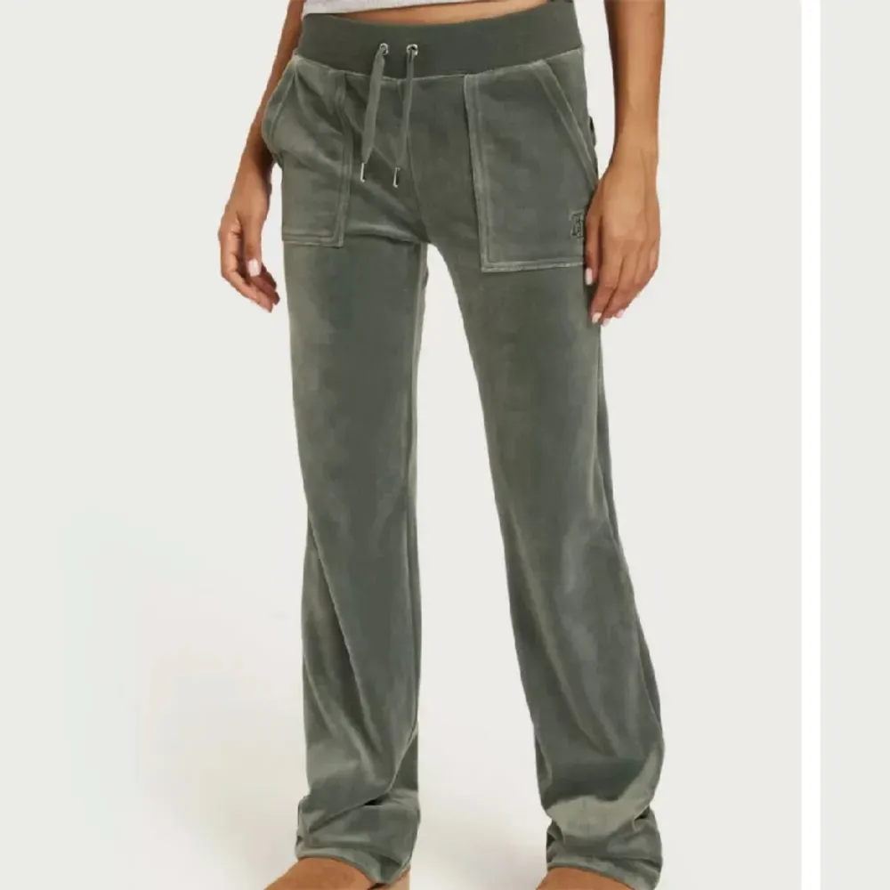 Sååå fina juicy couture byxor i grönt. Storlek xs. Som nya alltså inga defekter. Om ni vill ha fler bilder är det bara att skriva. Pris kan diskuteras vid snabb affär. Köpt för 1200. Jeans & Byxor.