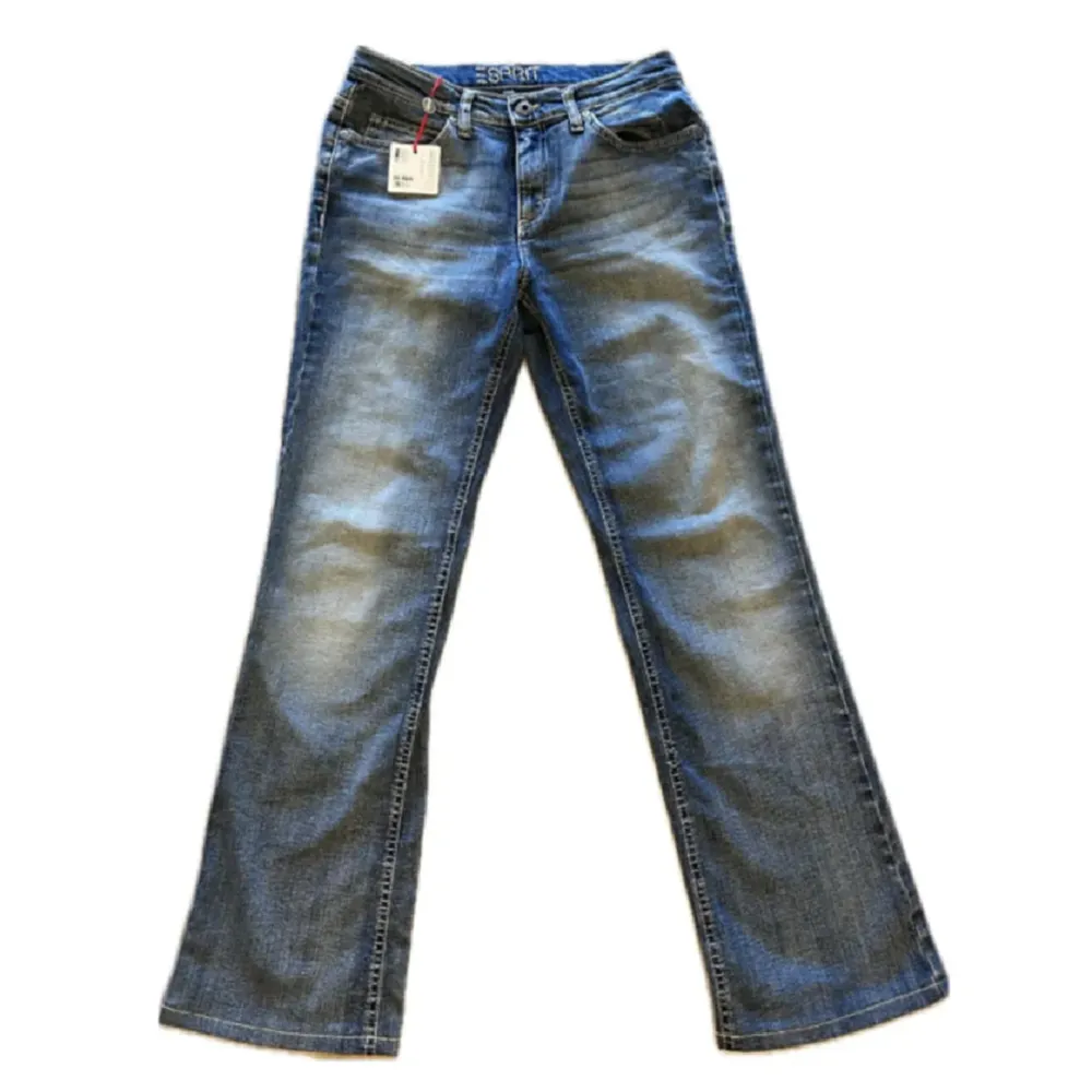 Lågmidjade jeans ifrån Esprit i storlek 38 men passar även 36/34. Nya med prislapp på och ny pris 799. Jeans & Byxor.