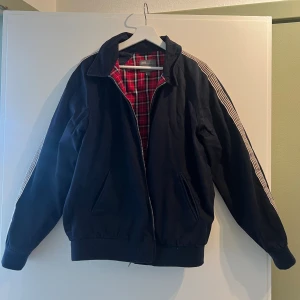 Vårjacka - Marinblå jacka i storlek L. Kan inte hitta något att anmärka på.