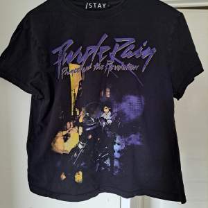 Prince Purple Rain T-shirt från märket STAY. Använd men i fint skick. Något kort i modellen. 