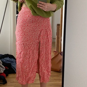 Kjol - Kjol från hm med slit, jättefint skick🤍