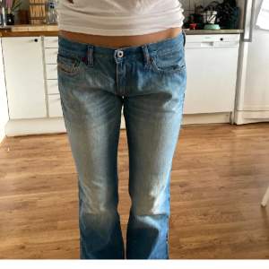 Assnygga Lågmidjade jeans från diesel i jättebra skick. Säljer eftersom att de var lite stora! 💕💕Midja 26/27 och längd 32. Pris kan diskuteras!!