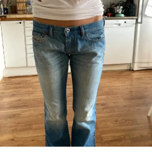 Lågmidjade jeans  - Assnygga Lågmidjade jeans från diesel i jättebra skick. Säljer eftersom att de var lite stora! 💕💕Midja 26/27 och längd 32. Pris kan diskuteras!!