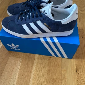 Adidas Gazelles - Väldigt bra skick använda endast 1 gång. 