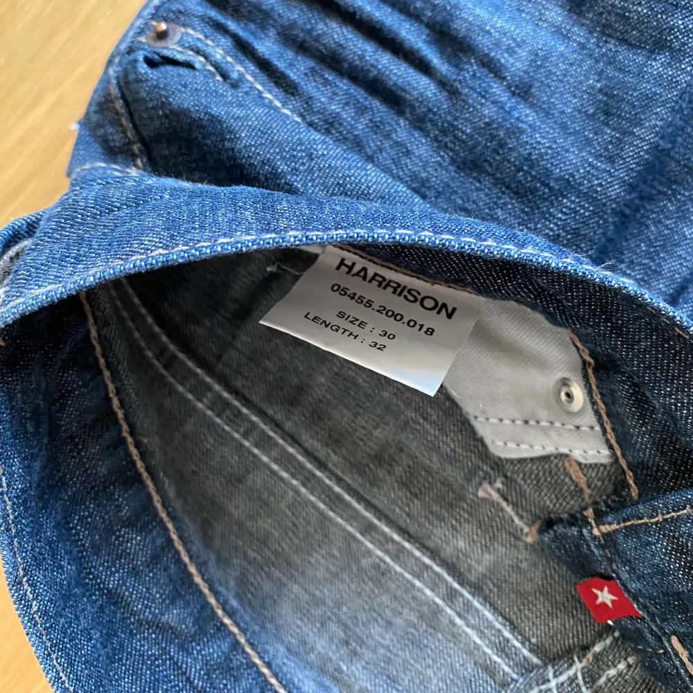 Säljer ett jeans som är i väldigt bra skick som är retro 90s stil passar båda tjej & kille skriv skriv för mer info. Jeans & Byxor.