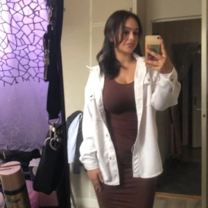 Brun tajt klänning  - Har haft den 2-3 ggr sen jag beställde den. Väldigt tajt men väldigt fin. Storlek S köpt för 200 säker för 120.