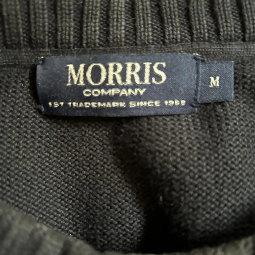Skön stickad marinblå tröja från Morris i nyskick! Storlek M men sitter mer som L! Nypris runt 1300! Skriv för fler funderingar . Stickat.