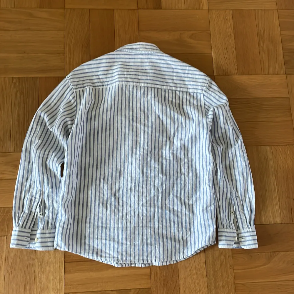 Zara linneskjorta vit och blå, 100% linne, storlek 140 cm men sitter mycket större, mycket bra skick . Skjortor.