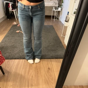 Botcut jeans weekday - Storlek 33/34