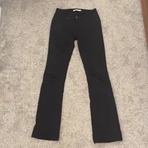 Jättesköna bootcut jeans som tyvärr är för korta för mig som är 175cm lång:(  OBS: de är svartare än vad de framstås som på de 3 första bilderna:) Färg: svart Nypris: 919kr Midjemått rakt över: 33cm Innebenslängd: 80cm (typ)
