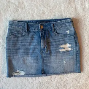 Säljer den här jätte fina jeans kjolen som tyvärr inte passade mig❤️(bild från förra ägaren)