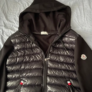 Moncler cardigan  - Storlek L men passar även M