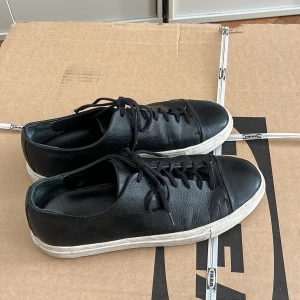 Skor Axel arigato - Axel Arigato skor i storlek 44! Är i bra skick!  