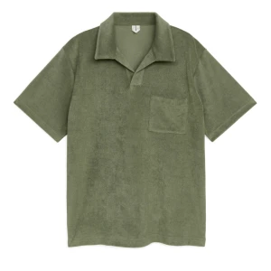 Frotte pike - Säljer denna riktigt goa frottepike från arket. Fint skick och strolek M. Längd: 67.5 cm. Bredd: 51-52 cm. Mina bilder blev lite dåliga med ljuset, men den första bilden som är från arkets hemsida visar den korrekta färgen. Nypris: 690 kr.