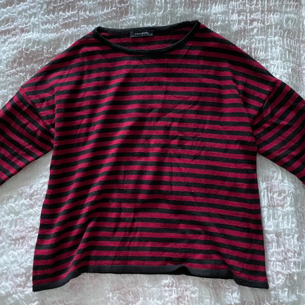 Röd och svartrandig tröja, köpt här på plick. Använder aldrig så säljer den nu. Den har trekvartsarmar och är väldigt bekväm! Skriv för fler bilder, köpare betalar frakt🖤. Tröjor & Koftor.