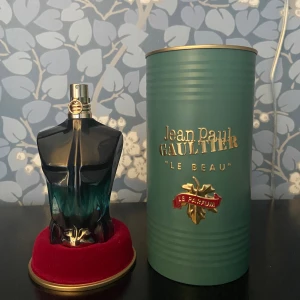 Le beau le parfum - 5 ml sample av denna goda sommar parfym, trä och cocosnöt får du i denna.🪵🏖️ Köp sample så du vet hur den luktar och presterar på din hud⚡️