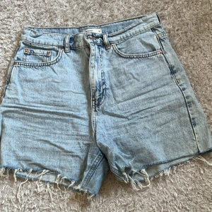 Jeansshorts  - Super fina jeansshorts. Dom är lite längre i benen