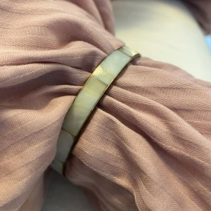 Ring armband - Snygg och len snäckliknande yta! Går inte att knäpp upp utan är en ring hela vägen 