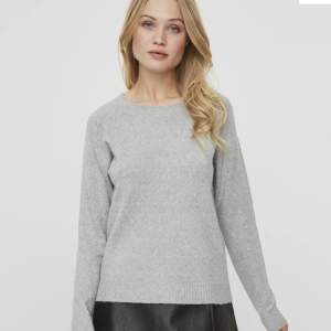 Säljer denna superfina gråa stickade tröjan, den har inte så mycket noppror.💕💕