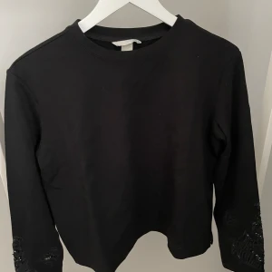 Tröja från HM - Svart tröja med fina detaljer på ärmarna, från HM i storlek S. Använd fåtal gånger så mycket bra skick✨ Köparen står för frakten, kan mötas upp i Kalmar!