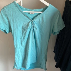 Topp - Supergullig topp i bra skick som är luftig och perfekt till sommaren. Storleken är 42/44 men skulle säga att det motsvarar en S/M. Kontakta som vanligt för fler bilder:)