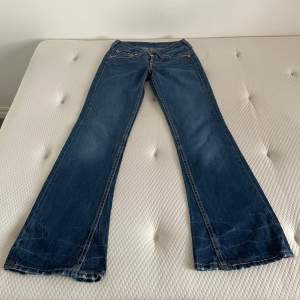 Vintage Levis 927 jeans. Storlek w28 l34. Låg midja och utsvängda ben, typiska 2000-talsjeans. Stora sömmar som påminner mig om True Religion jeans. Midjemåttet är ungefär 78 cm och innerbensmåttet är ungefär 85 cm. Fint skick, se bilderna. 