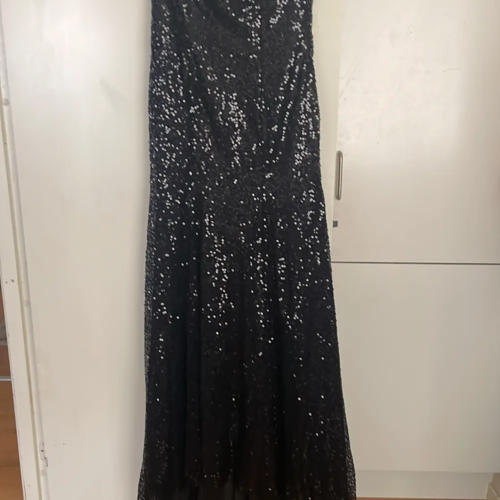 Svart klänning med svart glitter detalj. Klänningar.