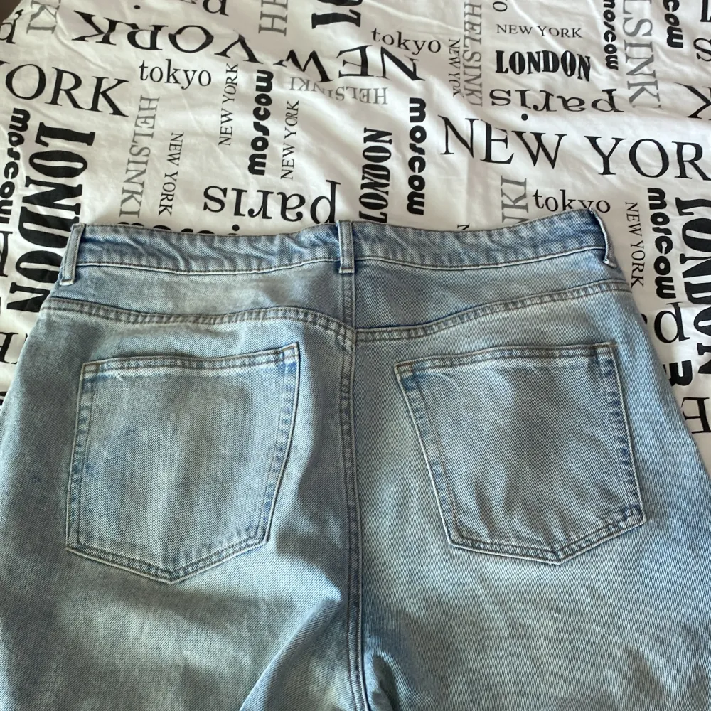 Använd fåtal gånger och är ganska långa. Jeans & Byxor.