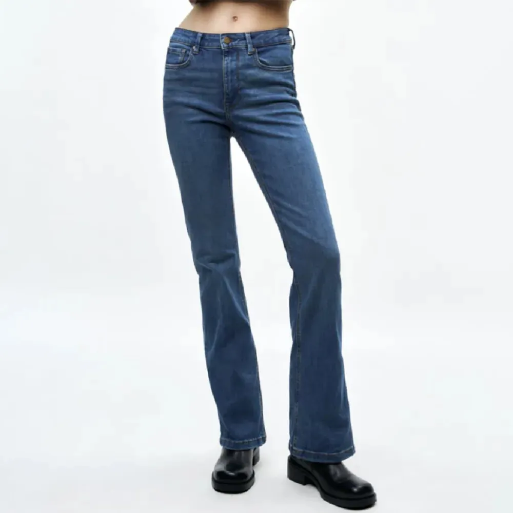 bootcut jeans ifrån zara . Jeans & Byxor.