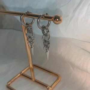 Örhängen  - Så snygga örhängen  Köp för   99kr/st  Eller 185kr/par  Finns i guld också  Modell 097