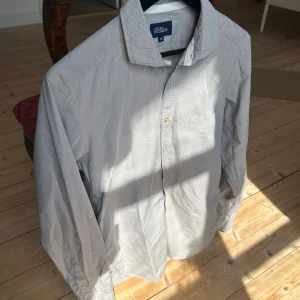 Oscar Jacobson skjorta - En skön Oscar Jacobson skjorta med rutigt motiv i bra skick. Storlek M. Nypris: omkring 1000kr.  Har du några frågor får du gärna höra av dig!