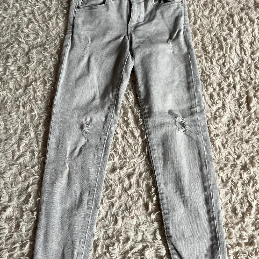 Säljer mina fina jeans från Zara barn avdelningen. De är i ett gott skick och inte så mycket använda😘Köpta för 250kr. OBS! Köparen står för frakt.. Jeans & Byxor.