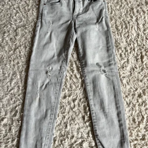 Zara Jeans  - Säljer mina fina jeans från Zara barn avdelningen. De är i ett gott skick och inte så mycket använda😘Köpta för 250kr. OBS! Köparen står för frakt.