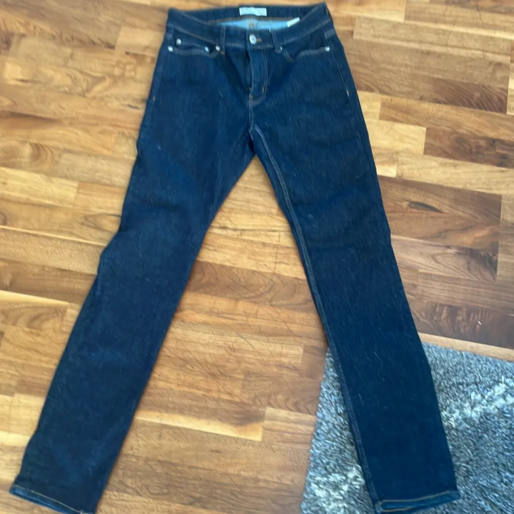 Säljer dessa mörkblåa dressmann jeans som jag nästan aldrig använt slim fit w28 L30, nypris runt 800kr säljer för 299kr. Jeans & Byxor.