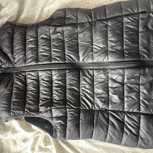 Svart Whistler väst - Säljer en väst av märket whistler i storlek 36. Säljer pågrund av att den har blivit för liten för mig! Jätte snygg och super skönt material. Köptes för 799 2022