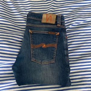Nudie jeans - Säljer dom här nudie jeansen jag köpte på Plick då dom var för små för mig. Jeansen är mörkblå och är i storleken W29 L32.