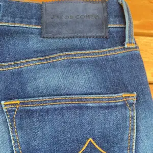 Feta slim fit Jacob Cohën jeans, lätt de fetaste byxorna på marknaden just nu. Väldigt sköna och stretchiga. Hör av dig vid funderingar🤩