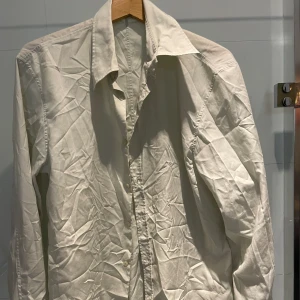 Casual skjorta - Sparsamt använd. Strl L.  Vänligen kontakta för frågor! (Pris kan diskuteras) 