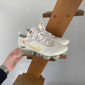 Off white X Nike Vapormax  - Off where x Nike vapormax Cond: 8/10  No box  Äkthets bevis finns Nypris 10-12 000 kr  Used  Storlek: us12 - eu46   Pris kan diskuteras 