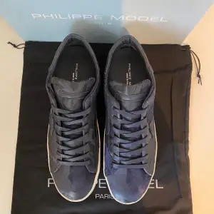 Hej, säljer nu dessa sprillans nya Philippe Model skor i storleken 42 för ett otroligt bra pris! Nypris: 3699kr och vårat pris: endast 2299 med box och dustbag med såklart. Hör gärna av dig vid frågor och funderingar!