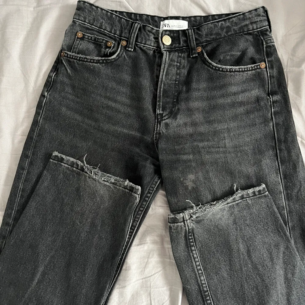 Säljer mina svarta zara jeans i modellen midwaist straight i storlek 36 då dom inte längre passar mig. De är använda väl men fortfarande i väldigt bra skick. Köpte dom för 400kr, hör av er vid intresse!🥰. Jeans & Byxor.