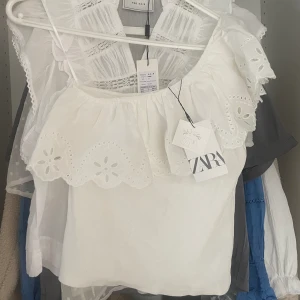 Zara linne/blus - Säljer detta helt nya linne från zara i storlek 164 vilket ca motsvarar XS. Köpt förra sommaren, aldrig kommit till användning. Helt slutsåld och finns inte att köpa längre! Säljer endast vid bra bud💕