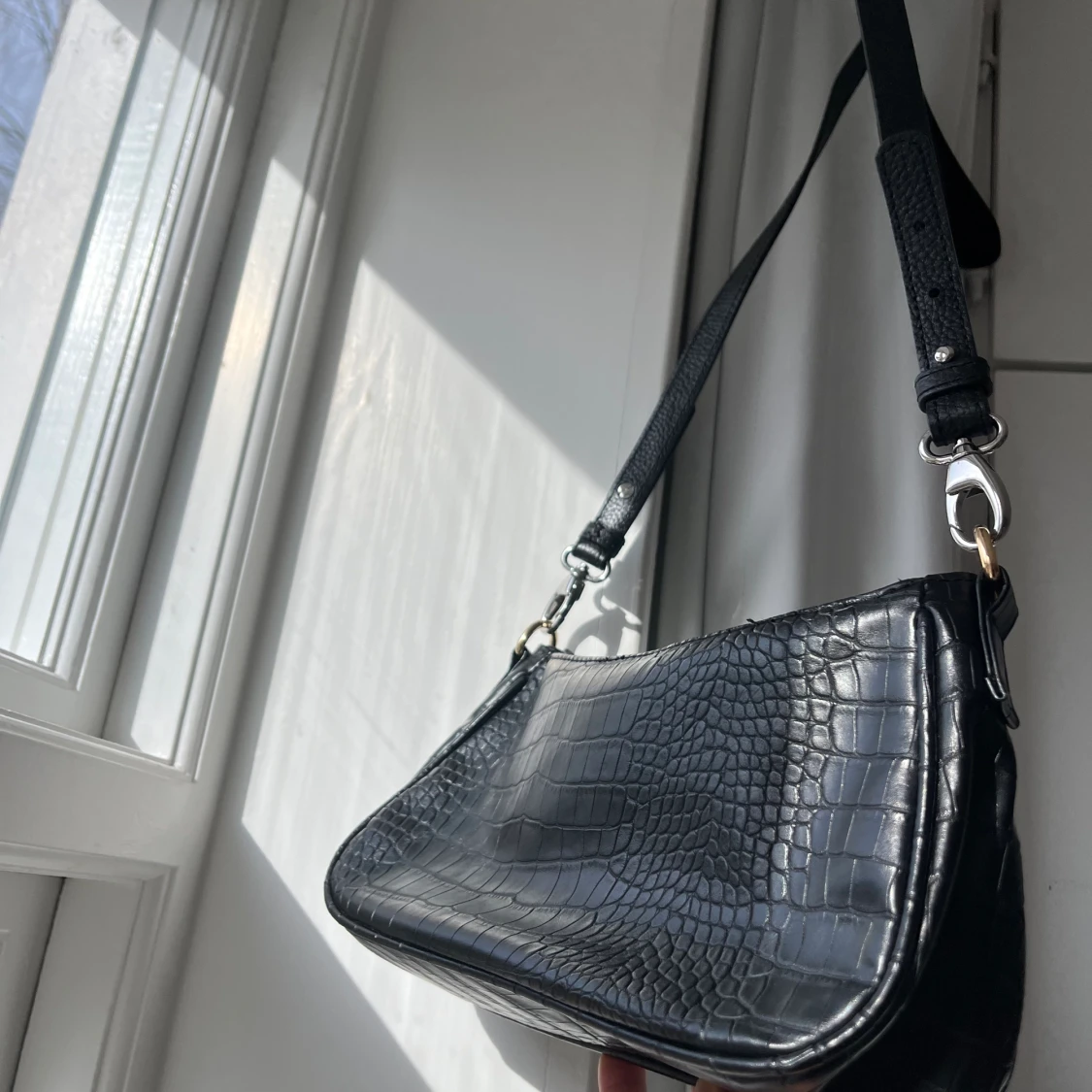 Svart väska med långt axelband - 90