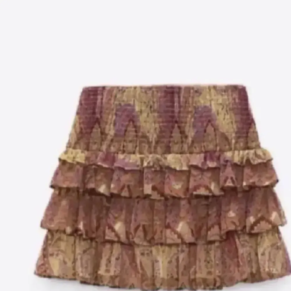 Säljer den här as snygga zara kjolen. Endast använt den 1 gång så helt ny!🥰 Först den till kvarn!🥰🥰 Tryck gärna på ”köp nu”. Kjolar.