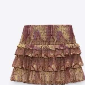 Säljer den här as snygga zara kjolen. Endast använt den 1 gång så helt ny!🥰 Först den till kvarn!🥰🥰 Tryck gärna på ”köp nu”