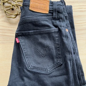 Levis ribcage crop flare - Svarta Levis crop flare i bra använt skick. Stor i storlek, passar w26-26.